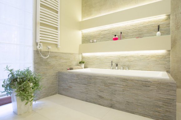 Pose de carrelage de salle de bain en pierre naturelle travertin à Villefranche-sur-Saône